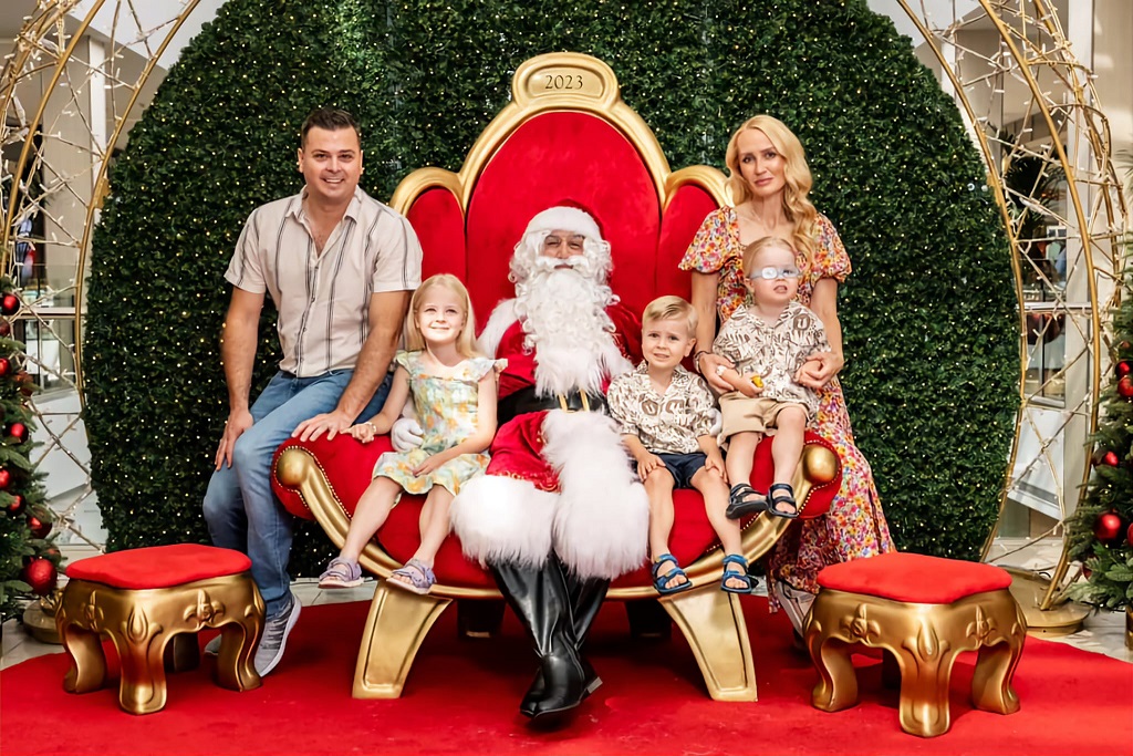 Xmas 2023 sml Family photo with Santa - 2023